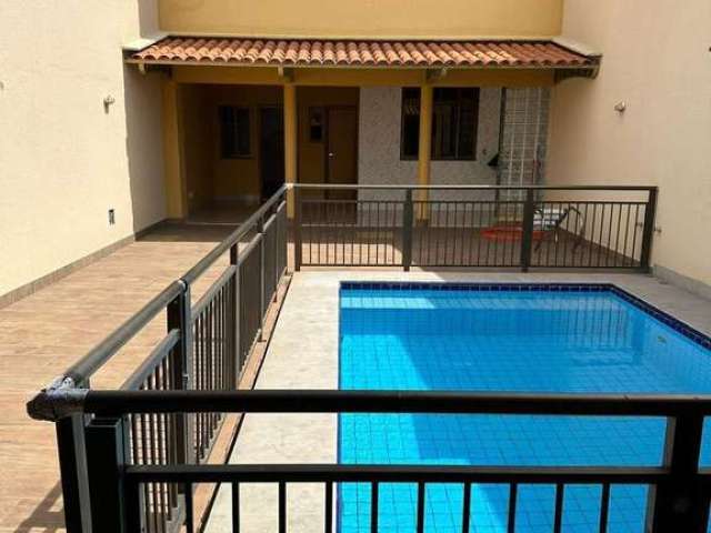 SOBRADO NO JD PLANALTO - 220m2 com 3 quartos, 2 salas, área gourmet e piscina