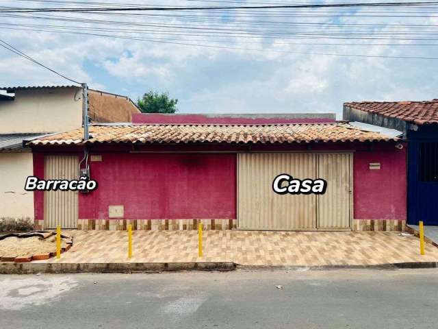 Casa com 3 quantos, 2 banheiras e um Barracão no fundo.