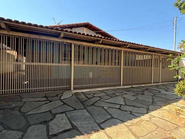 Casa 4 Q, 3 suítes, banheiras, sauna, piscina, churrasqueira no Jd América