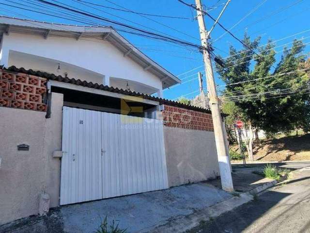 Casa para locação com três quartos sendo uma suíte; uma vaga de garagem no Centro- Vinhedo.