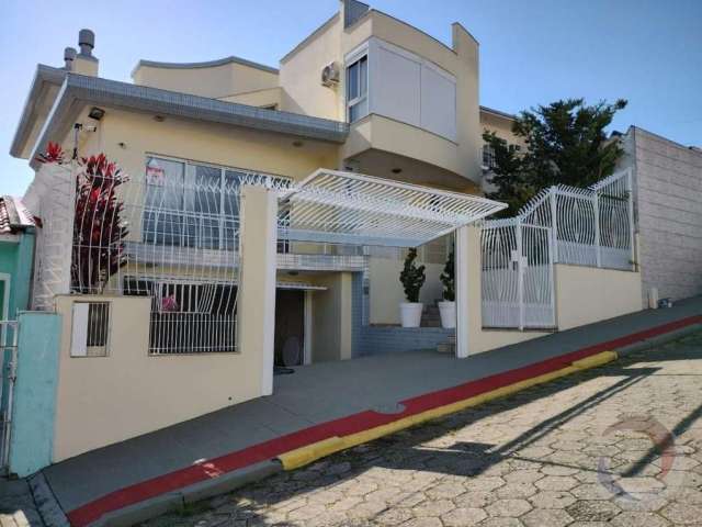 Casa para Venda em Florianópolis, Capoeiras, 3 dormitórios, 3 suítes, 5 banheiros, 4 vagas