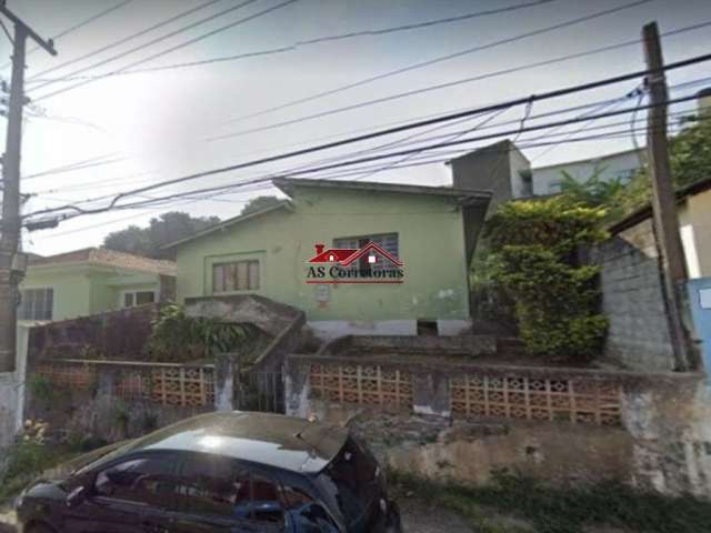 Terreno com generosos 303 m², acompanhado por uma casa antiga, em um terreno em aclive.