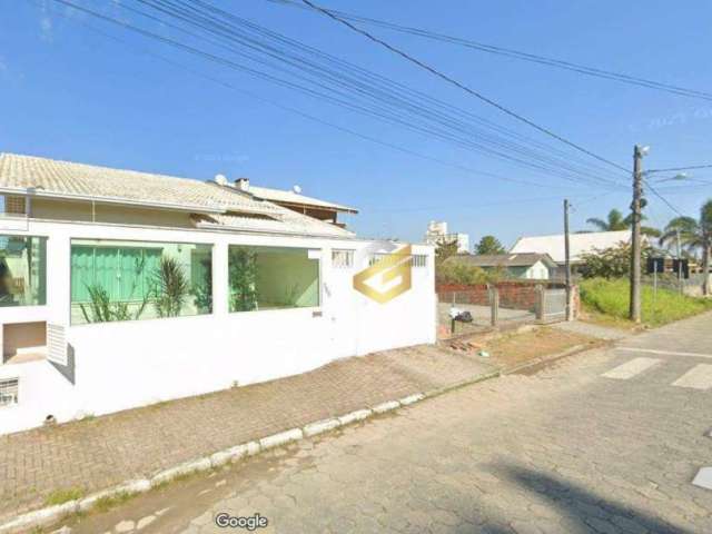 Casa ampla com piscina em balneário perequê