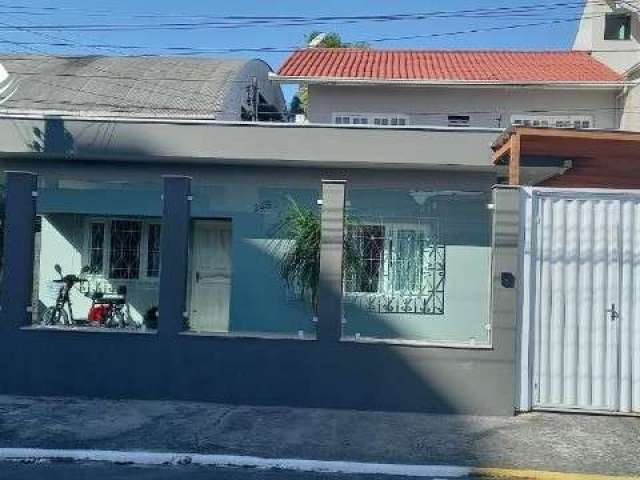 Linda Casa com dois andares em Camboriú no bairro Tabuleiro