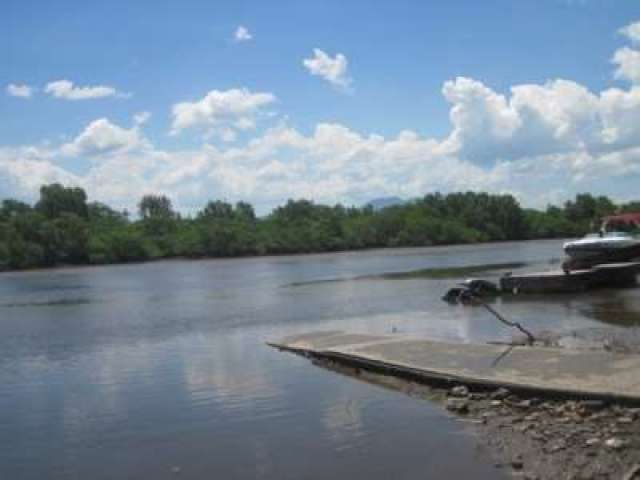 Terreno de frente a baia...