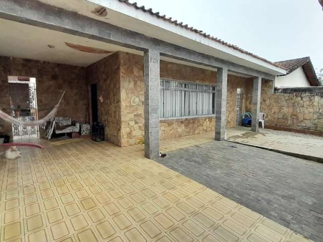 Casa linda 3 dorm. á 300m da praia 5 minutos centro