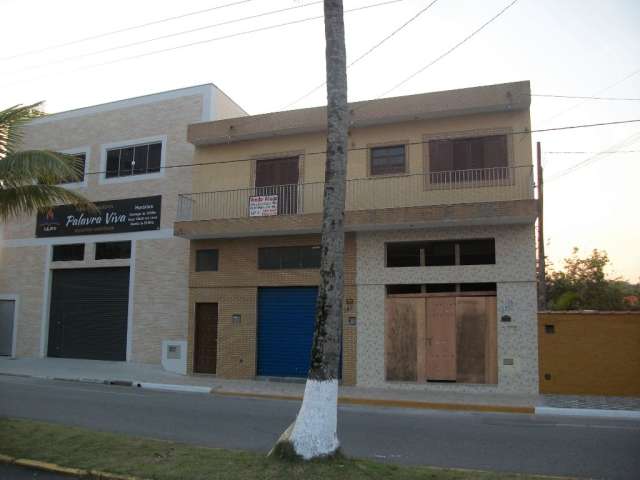 Casa sobre loja  á 200m da praia á 5 minutos centro