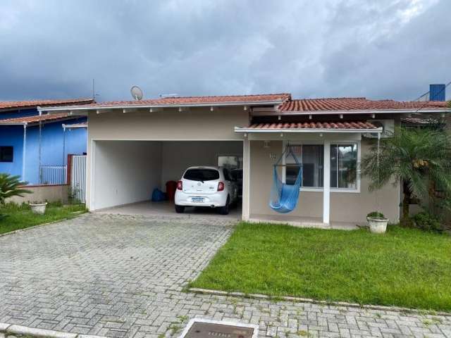 Linda casa à vewnda em condomínio fechado