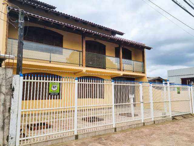 Casa sobrado com 6 dormitórios, suíte e pátio, bairro Niterói em Canoas