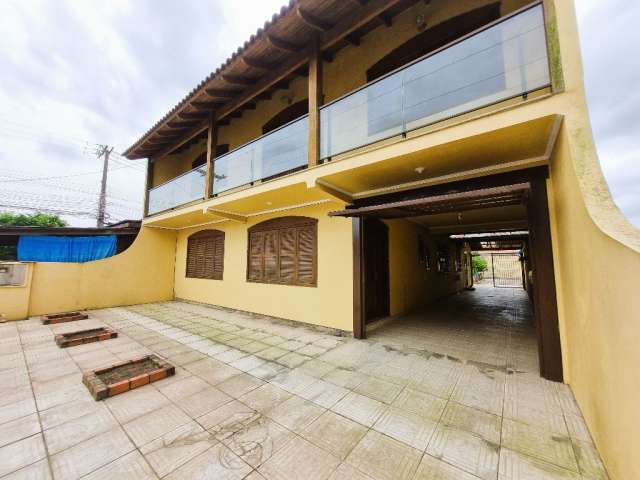 Casa sobrado com 6 dormitórios, suíte e pátio, bairro Niterói em Canoas