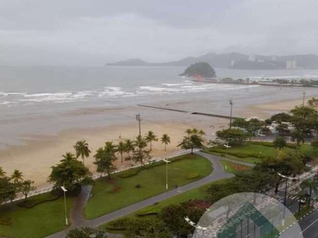 Apartamento 1 dormitório, reformado com vaga de garagem em frente a praia