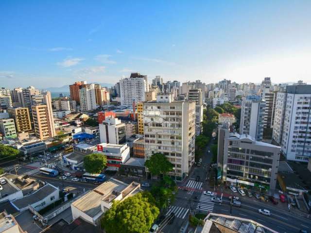 Apartamento com vista panorâmica, mobiliado com 3 dormitórios, sendo 1 suíte, 1 vaga de garagem no Centro de Florianópolis/SC.