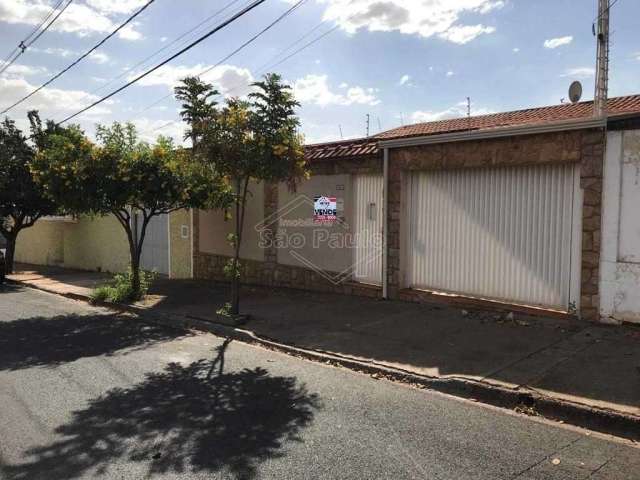 Casa com 3 quartos à venda na Avenida Doutor Fermino Silva, 165, Jardim Marivan, Araraquara, 252 m2 por R$ 470.000