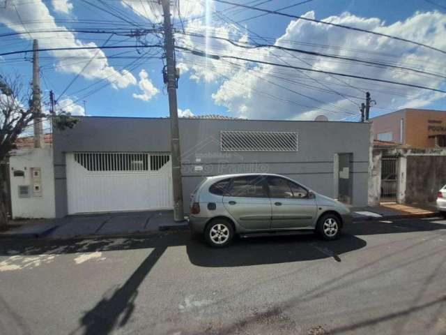 Casa com 3 quartos para alugar na Rua Princesa Izabel, 1023, Vila Xavier (Vila Xavier), Araraquara, 243 m2 por R$ 2.200