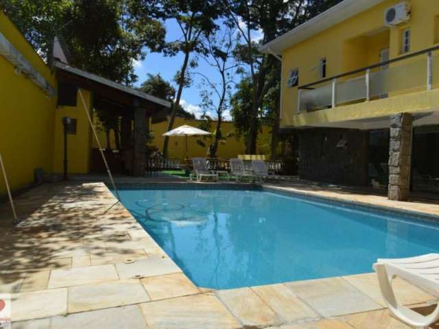 Casa confortável com 07 suítes, e piscina no melhor de interlagos.