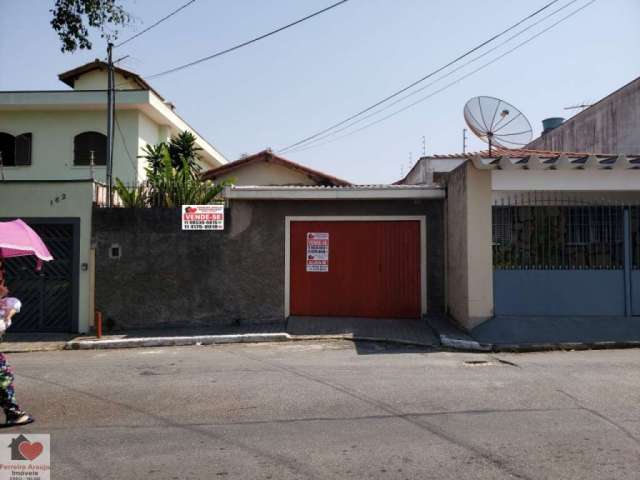 Casa térrea com  edicula e quintal grande, localizado em rua arborizada.