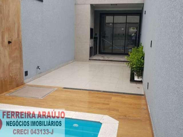 Casa nova com piscina em rua tranquila.