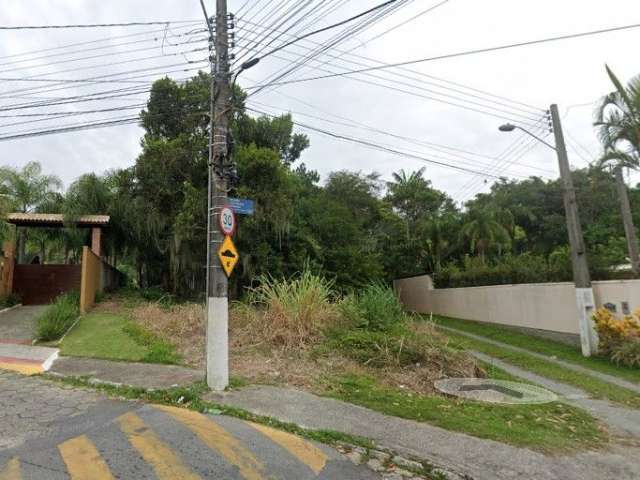 Terreno , topografia muito suave, parcialmente murado