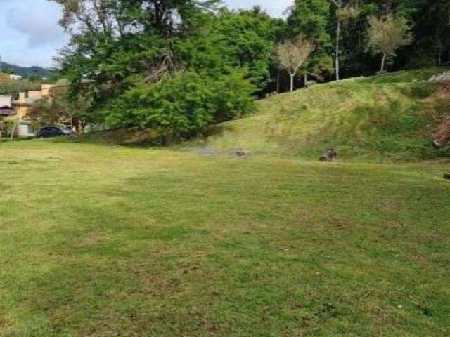 Amplo terreno em Condomínio Fechado