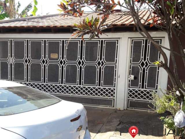 Casa à Venda com 3 dormitórios no Bairro Jóquei Clube