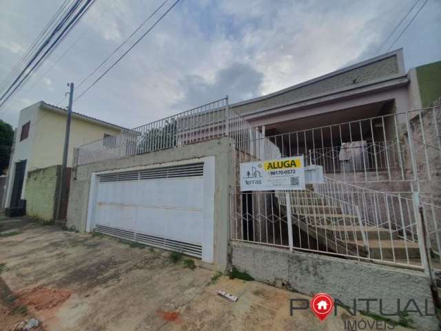 Casa para locação em Marília-SP, bairro Alto Cafezal: 3 quartos, 1 sala, 1 banheiro, 2 vagas de garagem.