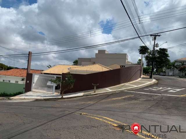 Casa à venda em Marília-SP, Parque das Esmeraldas: 3 quartos, 1 suíte, 1 sala, 2 banheiros, 2 vagas de garagem