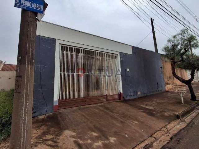 Imperdível! Casa com 3 quartos, 1 suíte, 1 sala, 2 banheiros e 2 vagas de garagem no Jardim Universitário, Marília-SP. Venda ou locação.