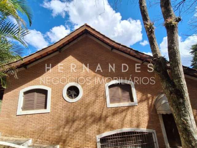 Casa em Condomínio à Venda em Santana de Parnaíba - 4 Quartos, 1 Suíte, 3 Salas, 3 Banheiros, 2 Vagas de Garagem e 750m² de Área.