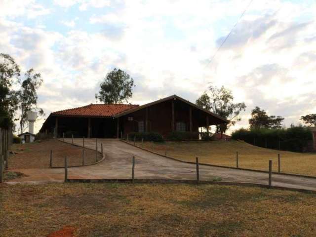 Linda Casa Avarandada em Madeira no Residencial Vale Florido