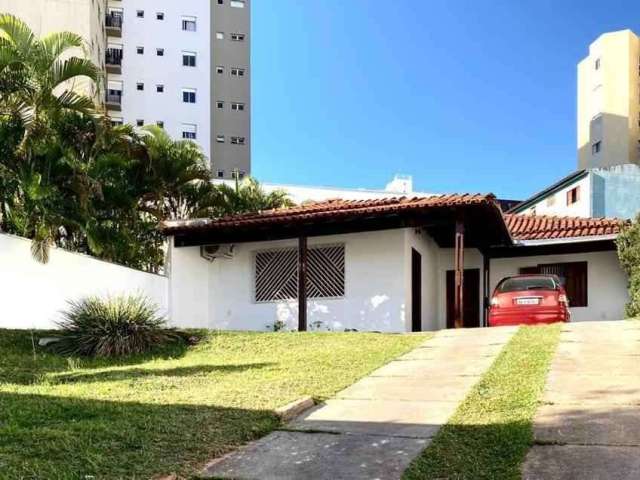 Casa com Excelente Localização no Altos