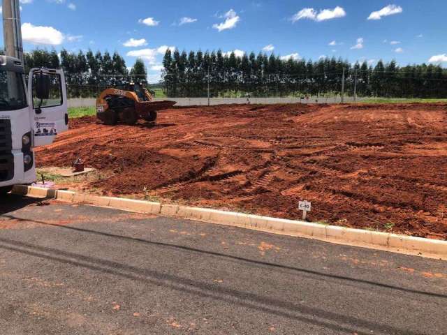 Terreno com terraplanagem pronta no condomínio fechado Villa de Leon II