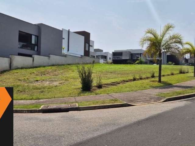 Terreno à venda de esquina no Condomínio Alphaville Nova Esplanada 3, com 500 m2 de área e há 200 metros do clube e 4 quadras da portaria.