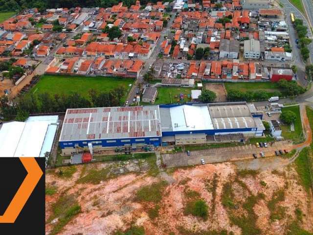 Galpão Industrial para locação no bairro Cajuru em Sorocaba há 3km da Rodovia Castelo Branco com 8.300 m2 de terreno e 7.032 m2 de área construída.