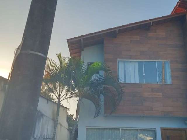 Linda casa localizada em um dos melhores residenciais da Região Oceânica. Próxima ao Túnel Charitas /Piratininga