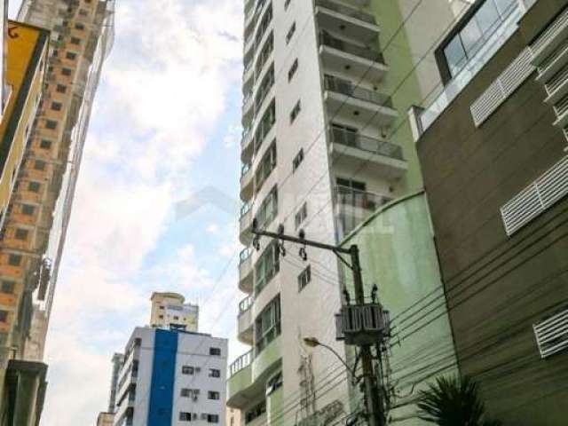 Ampla cobertura triplex semi-mobiliada e equipada com 05 suítes, 04 vagas, terraço e piscina privativa.