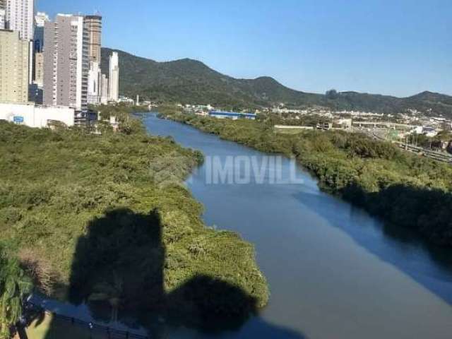 Amplo apartamento mobiliado com 3 suítes, 2 vagas e linda vista