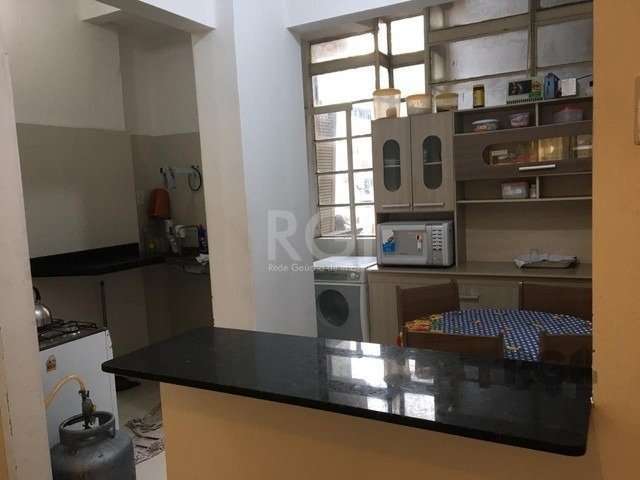 Apartamento 94 metros quadrados, localizado no centro de Porto Alegre, 3° andar com 3 dormitórios, cozinha, banheiro e sala.