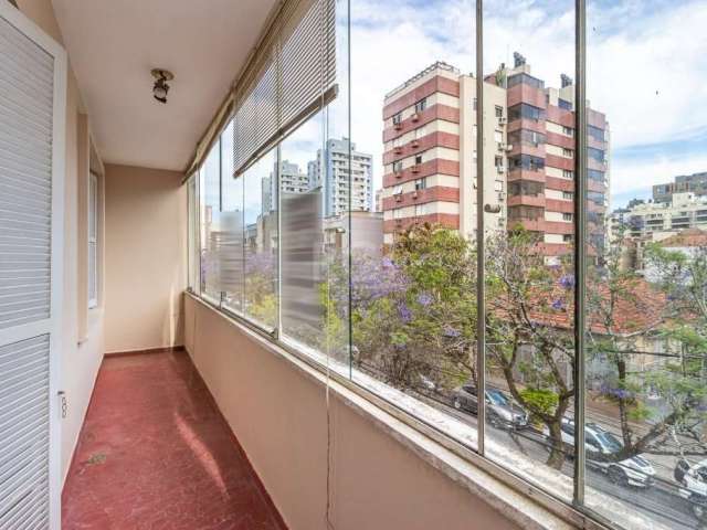 Ótimo apartamento no Menino Deus, desocupado, de frente, com 70m² privativos, de 2 dormitórios. Possui living amplo, 2 dormitórios sendo 1 com ampla sacada, banheiro com ventilação natural, cozinha, á