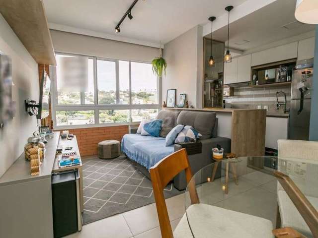 Ótimo apartamento de 55m² com 02 dormitórios, sendo 01 suíte, banheiro social, living para 02 ambientes, cozinha americana com churrasqueira, área de serviço integrada e 01 vaga de garagem escriturada