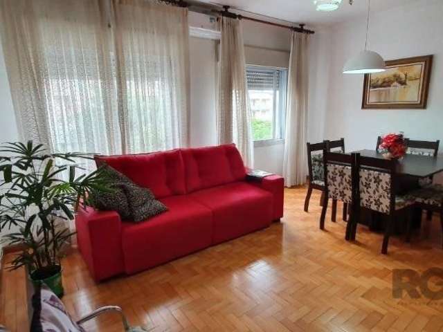 Excelente apartamento, com 117m² privativos, 3 amplos dormitórios, um com sacada, de frente, 4º andar, ótima vista para uma praça, banho social reformado, living muito espaçoso, ampla cozinha, área de