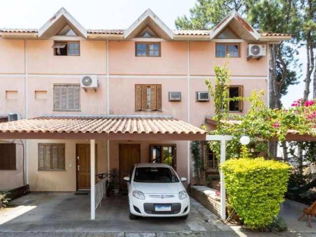 Sobrado em condomínio de 3 Dormitórios no Bairro Tristeza com sala de estar, banheiro social, copa-cozinha, área de serviço, pátio, 2 vagas de garagens uma coberta e outra descoberta escriturada. &lt;