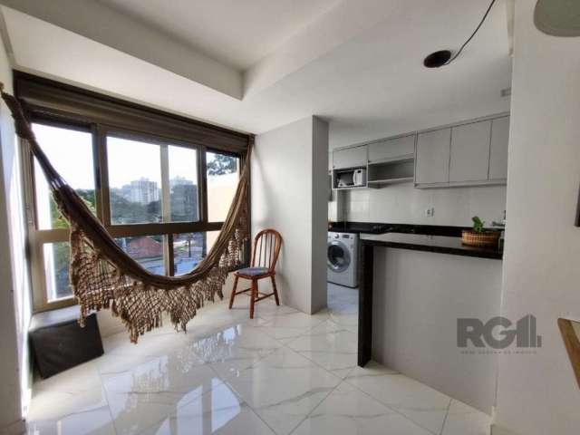 APARTAMENTO bairro CRISTAL, zona sul de PORTO ALEGRE, RS.&lt;BR&gt;&lt;BR&gt;Belíssimo  apartamento, 2 dormitórios, sendo 1 suíte, living, cozinha americana com churrasqueira  ,  refrigerador, área de