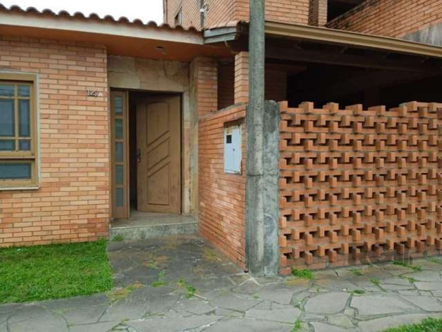 IMOVEL IDEAL PARA INVESTIDOR!!!!!!!!!!!!!!!&lt;BR&gt;Casa em condominio, precisando de reformas com:&lt;BR&gt;Amplo living com lareira, lavabo, cozinha e copa,  tres dormitorios, sendo um suite, garag