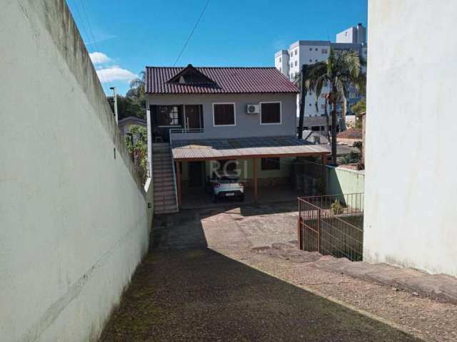 Casa em condomínio pequeno (de 4 casas ), no bairro Cristo Redentor, em POA, próximo ao shopping Bourbon Wallig, , 2 vagas cobertas para carros, churrasqueira, varanda, cozinha americana, 3 dorms (c/ 