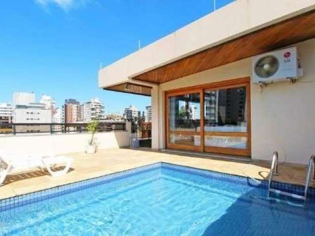 Excelente cobertura duplex no bairro Rio Branco, com 289m² privativos. Possui na parte inferior: ampla sala de estar, sala de jantar, lavabo, 3 dormitórios sendo 1 suíte, cozinha espaçosa e mobiliada.