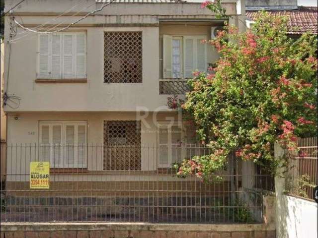 Excelente apartamento de frente com 02 dormitórios, 62 m² privativos, living com 02 ambientes, cozinha montada, área de serviço separada, banho social .  com sacada ,Ótima localização de frente para r