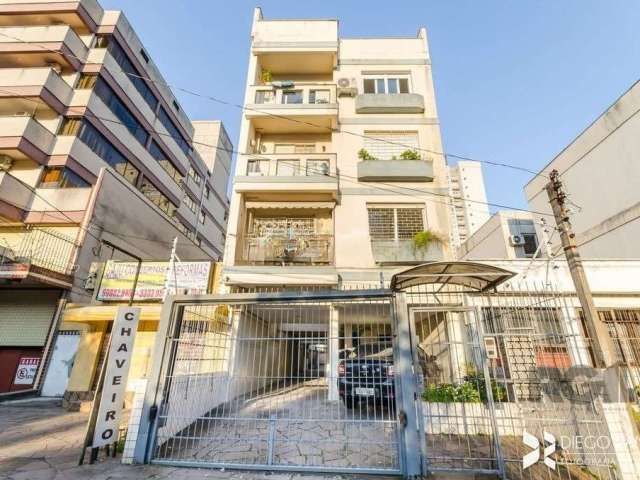 Apartamento com amplo living para dois ambientes, 2 dormitórios, sacada, banheiro, cozinha reformada com armários, área de serviço, box de garagem coberto. Prédio pequeno, com lindo terraço coletivo, 