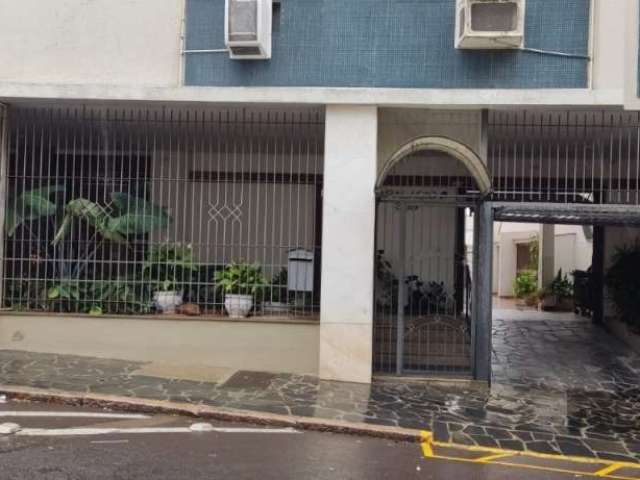 Excelente apartamento na Rua Duque de Caxias, com 01 dormitório, amplo living estar e jantar, banheiro social, área de serviço.  &lt;BR&gt;Apartamento de frente recém reformado.    &lt;BR&gt; Edifício