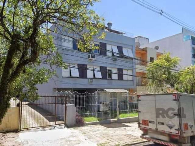 Ótimo apartamento no bairro Higienópolis, reformado, desocupado, de fundos, com 61m² privativos, de 2 dormitórios. Possui sala ampla, 2 dormitórios, banheiro, cozinha mobiliada, e área de serviço sepa