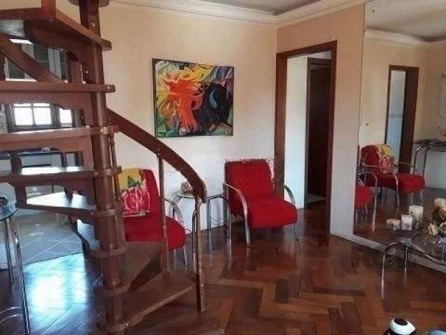 Cobertura duplex com andar inferior sala de estar e jantar, banheiro com hidromassagem, lavabo, e dois quartos. Andar superior com ampla sala de estar e cozinha americana com os balcões sob medida que